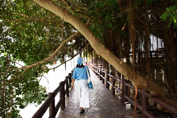 Reizigers Thai Vrouwen Reizen Bezoek Lopen Poserend Portret Stenen Brug — Stockfoto