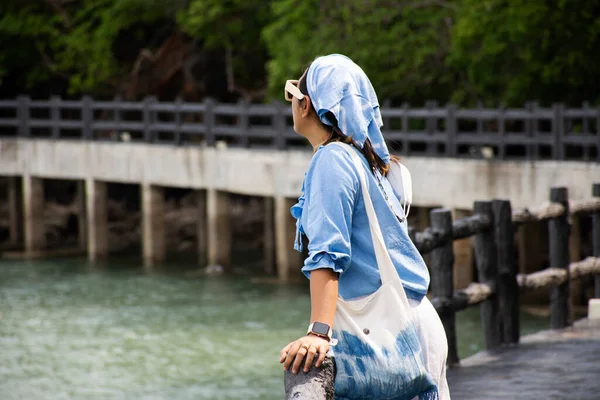 Voyageurs Thai Women Travel Visit Walk Posing Portrait Stone Bridge — Photo