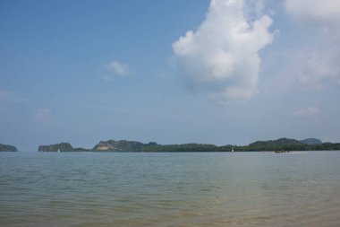 Thale Waek San Lang Mangkorn 'daki dalgalı okyanus ya da Taylandlı insanlar için ayrı bir deniz gezgini gezisi. Tayland' ın başkenti Satun 'daki Pak Bara bölgesinde yerel gezici Laem Tae Pan turu plajında yürüyüş.