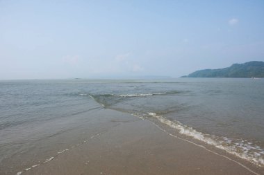 Thale Waek San Lang Mangkorn 'daki dalgalı okyanus ya da Taylandlı insanlar için ayrı bir deniz gezgini gezisi. Tayland' ın başkenti Satun 'daki Pak Bara bölgesinde yerel gezici Laem Tae Pan turu plajında yürüyüş.