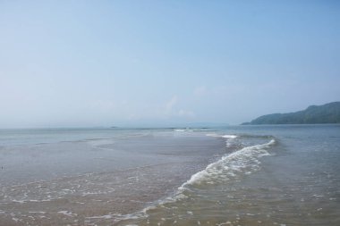 Thale Waek San Lang Mangkorn 'daki dalgalı okyanus ya da Taylandlı insanlar için ayrı bir deniz gezgini gezisi. Tayland' ın başkenti Satun 'daki Pak Bara bölgesinde yerel gezici Laem Tae Pan turu plajında yürüyüş.