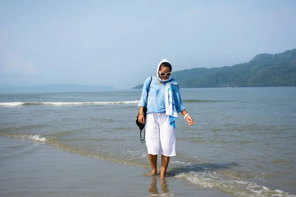 Мандрівні Жінки Подорожують Відпочивають Піщаному Пляжі Thale Waek San Lang — стокове фото