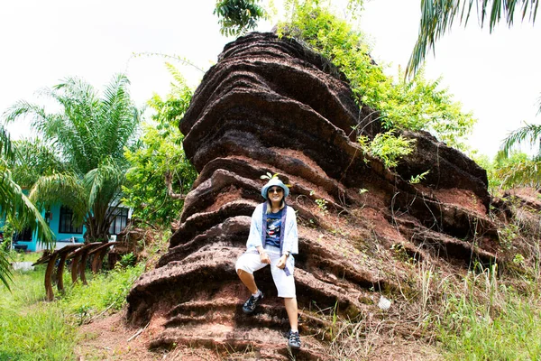 Viajeros Tailandeses Visitan Aprenden Educar Piedra Estromatolita Fosilizada Los Estromatolitos — Foto de Stock