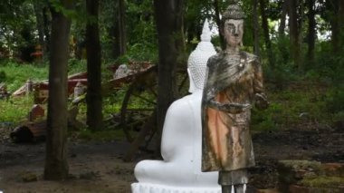 Antik yıkılmış Buda heykeli antik harabelerde Taylandlılar için harabe gezginler için ziyaret ziyaret saygı ve ibadet Wat Phra Kaew 'de kutsal gizemli ibadet Chai Nat, Tayland