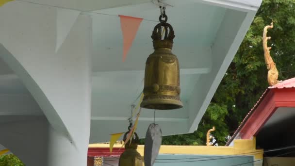 Mosazné Železo Zvonek Visí Střeše Pavilonu Zvukem Větru Vánek Wat — Stock video