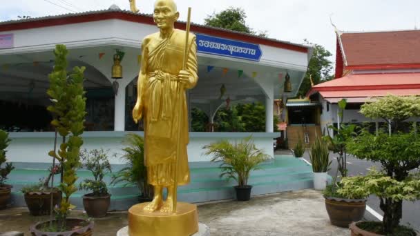 2020年5月27日 在泰国柴湾 黄铜铁钟悬挂在华府亭顶和僧人塑像上 供泰国人和外国游客游览 并向他们致敬 — 图库视频影像