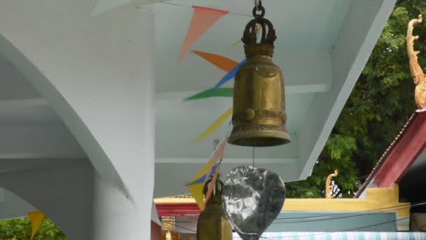 黄铜铁钟挂在亭顶上 为泰国人和外国游客在泰国柴湾的三宝里观光和祈祷带来阵阵风声 — 图库视频影像