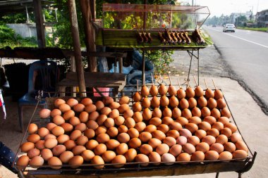 Çırpılmış yumurta ve baharatlı eski fırın. Tayland 'ın Nakhon Si Thammarat kentindeki yol kenarındaki yerel restoranı ziyaret eden Taylandlı gezginler için ızgara veya rosto.
