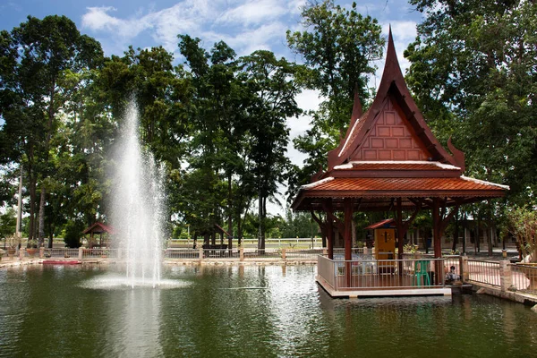 タイの旅行者のための水池プールの風景とアンティークスタイルのパビリオンと噴水人々はタイのチャイナットのサンハブリにあるワット コシタラムまたはバン カエ寺院のガーデンパティオ公園でリラックス — ストック写真