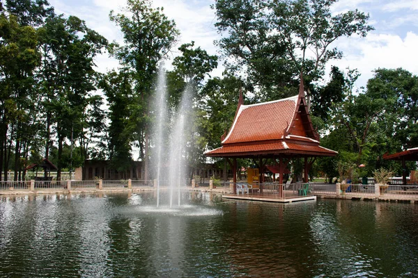 タイの旅行者のための水池プールの風景とアンティークスタイルのパビリオンと噴水人々はタイのチャイナットのサンハブリにあるワット コシタラムまたはバン カエ寺院のガーデンパティオ公園でリラックス — ストック写真