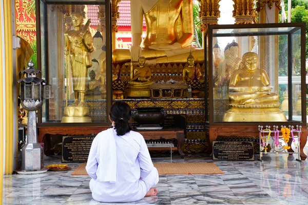2020年5月27日 タイのチャイ ナットにあるワット コシタラム寺院で 宗教的実践法と瞑想法を守るための修道女として定められたタイの女性 — ストック写真