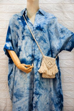 Güzel pamuk elbise gündelik moda yerel halk bilgeliği çivit el yapımı kravat boyası gösteri ve satış için Bangbuathong 'un Nonthaburi şehrindeki stüdyo dükkanında.