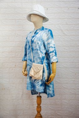 Güzel pamuk elbise gündelik moda yerel halk bilgeliği çivit el yapımı kravat boyası gösteri ve satış için Bangbuathong 'un Nonthaburi şehrindeki stüdyo dükkanında.