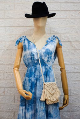 Güzel pamuk elbise gündelik moda yerel halk bilgeliği çivit el yapımı kravat boyası gösteri ve satış için Bangbuathong 'un Nonthaburi şehrindeki stüdyo dükkanında.