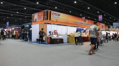 Taylandlı ve yabancı gezginler 4 Haziran 2022 'de Nonthaburi, Tayland' da düzenlenen Impact Muang Thong Thani etkinlik fuarında yerel el sanatları ürünleri ve bilgelik ürünleri alışverişinde bulundular.