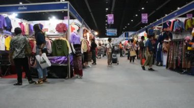 Taylandlı ve yabancı gezginler 4 Haziran 2022 'de Nonthaburi, Tayland' da düzenlenen Impact Muang Thong Thani etkinlik fuarında yerel el sanatları ürünleri ve bilgelik ürünleri alışverişinde bulundular.