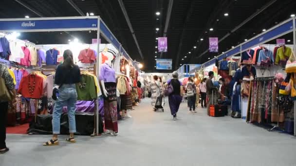 Таїландці Іноземні Мандрівники Відвідують Ходять Магазинах Місцеві Ремісничі Товари Продукти — стокове відео