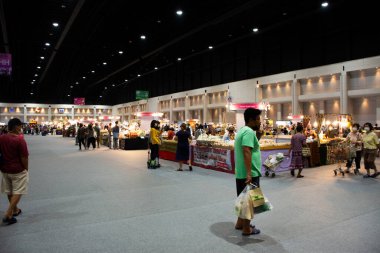 Taylandlı ve yabancı gezginler 4 Haziran 2022 'de Nonthaburi, Tayland' da düzenlenen Impact Muang Thong Thani etkinlik fuarında yerel el sanatları ürünleri ve bilgelik ürünleri alışverişinde bulundular.