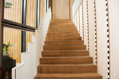 Taylandlı insanlar için ahşap merdivenleri olan klasik refakatçi salonunun modern lüks iç tasarımı Bangkok 'un başkenti Tayland' ın ikinci katlarına seyahat ediyor ve basamakları çıkıyor.