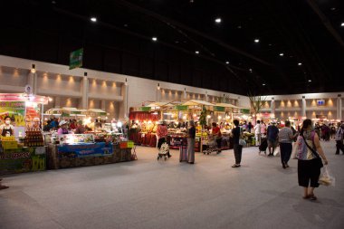 Taylandlı ve yabancı gezginler 4 Haziran 2022 'de Nonthaburi, Tayland' da düzenlenen Impact Muang Thong Thani etkinlik fuarında yerel el sanatları ürünleri ve bilgelik ürünleri alışverişinde bulundular.