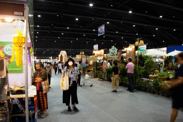 タイ人と外国人旅行者は 2022年6月4日にタイのノンタブリで開催されるImpact Muang Thong Thaniで開催されたOtop中年イベントフェアで地元の工芸品や知恵製品を訪問し 買い物をします — ストック写真