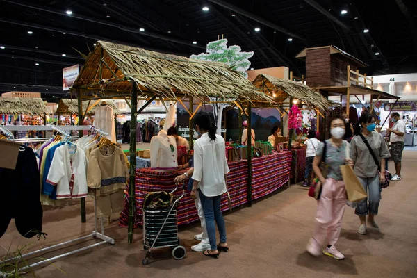 タイ人と外国人旅行者は 2022年6月4日にタイのノンタブリで開催されるImpact Muang Thong Thaniで開催されたOtop中年イベントフェアで地元の工芸品や知恵製品を訪問し 買い物をします — ストック写真