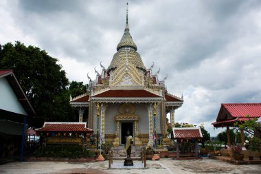 Tayland 'ın başkenti Suphan Buri' de 27 Mayıs 2022 'de antik küçük tapınak ve Tayland halkı için ibadet gezginleri ziyaret eder ve kutsal Wat Khao Nang Buat veya Phra Achan Thammachot tapınağında dua eder.