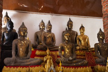 Taylandlı gezginler için antik harabe Buda heykelleri ziyaret eder ve kutsanmış kutsal dualarla dua eder Wat Khao Nang Buat veya Phra Achan Thammachot tapınağı Suphan Buri, Tayland