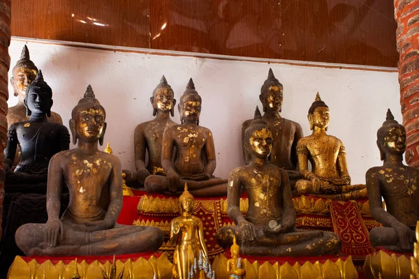 Taylandlı Gezginler Için Antik Harabe Buda Heykelleri Ziyaret Eder Kutsanmış — Stok fotoğraf