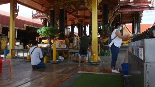 タイ人外国人旅行者は 2022年6月8日にタイのサムットサコーンにあるバンフェオにあるワット ラクシ ラット サモソーン寺院の神聖な謎の仏像崇拝で訪問し 祝福を祈る — ストック動画