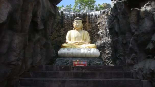 Schöne Buddha Statue Garten Für Thailänder Auf Reisen Besuch Respekt — Stockvideo