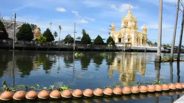 泰国Samut Sakhon的Ban Phaeo市Wat Thammachariya Phirom庙宇的Khlong Damnoen Saduak运河景观和城市景观农村村庄的水流景观 — 图库视频影像