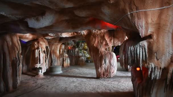 タイ人のための地下への洞窟へのトンネルゲートの入り口は タイのノンタブリにあるワット チャック寺院で祝福の神聖な崇拝神秘的な古代の隠者像を祈る訪問を尊重する — ストック動画