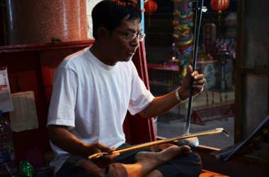 Çin asıllı Taylandlılar, geleneksel Çin modern klasik operasını icra etmek için 13 Mart 2011 'de Bangkok Tayland' daki festivalde şarkı söylüyorlar.