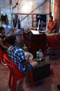 Çin asıllı Taylandlılar, geleneksel Çin modern klasik operasını icra etmek için 13 Mart 2011 'de Bangkok Tayland' daki festivalde şarkı söylüyorlar.