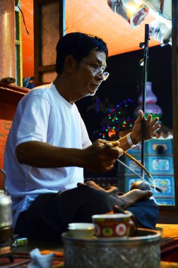 Çin asıllı Taylandlılar, geleneksel Çin modern klasik operasını icra etmek için 13 Mart 2011 'de Bangkok Tayland' daki festivalde şarkı söylüyorlar.