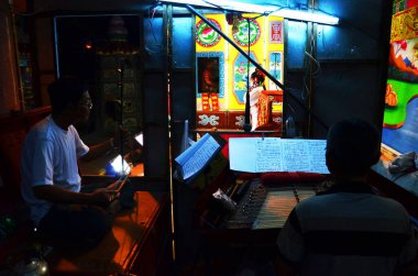 Çin asıllı Taylandlılar, geleneksel Çin modern klasik operasını icra etmek için 13 Mart 2011 'de Bangkok Tayland' daki festivalde şarkı söylüyorlar.