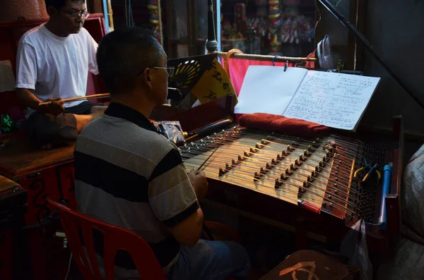 Тайцы Китайского Происхождения Играющие Музыкальных Инструментах Поют Песню Действующей Традиционной — стоковое фото