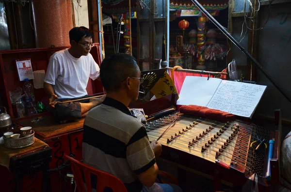 Тайцы Китайского Происхождения Играющие Музыкальных Инструментах Поют Песню Действующей Традиционной — стоковое фото