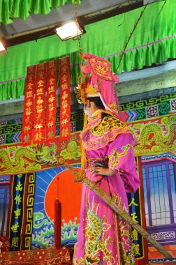 Çin kökenli Taylandlı aktörler 13 Mart 2011 'de Bangkok Tayland' da yerel halka yeni yıl festivalinde geleneksel Çin klasik operasını sunar.