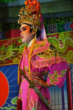 Çin kökenli Taylandlı aktörler 13 Mart 2011 'de Bangkok Tayland' da yerel halka yeni yıl festivalinde geleneksel Çin klasik operasını sunar.