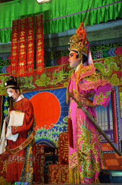 Çin kökenli Taylandlı aktörler 13 Mart 2011 'de Bangkok Tayland' da yerel halka yeni yıl festivalinde geleneksel Çin klasik operasını sunar.