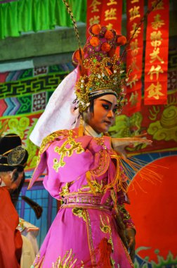 Çin kökenli Taylandlı aktörler 13 Mart 2011 'de Bangkok Tayland' da yerel halka yeni yıl festivalinde geleneksel Çin klasik operasını sunar.