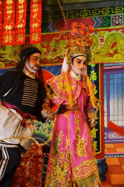 Çin kökenli Taylandlı aktörler 13 Mart 2011 'de Bangkok Tayland' da yerel halka yeni yıl festivalinde geleneksel Çin klasik operasını sunar.
