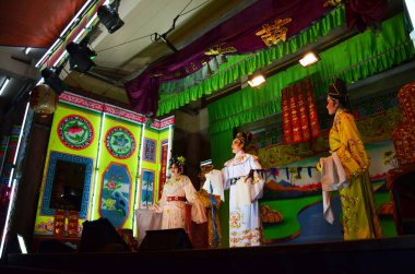 Çin kökenli Taylandlı aktörler 13 Mart 2011 'de Bangkok Tayland' da yerel halka yeni yıl festivalinde geleneksel Çin klasik operasını sunar.