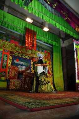 Çin kökenli Taylandlı aktörler 13 Mart 2011 'de Bangkok Tayland' da yerel halka yeni yıl festivalinde geleneksel Çin klasik operasını sunar.