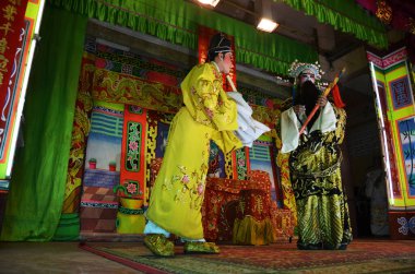 Çin kökenli Taylandlı aktörler 13 Mart 2011 'de Bangkok Tayland' da yerel halka yeni yıl festivalinde geleneksel Çin klasik operasını sunar.