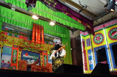 Çin kökenli Taylandlı aktörler 13 Mart 2011 'de Bangkok Tayland' da yerel halka yeni yıl festivalinde geleneksel Çin klasik operasını sunar.
