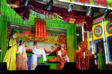 Çin kökenli Taylandlı aktörler 13 Mart 2011 'de Bangkok Tayland' da yerel halka yeni yıl festivalinde geleneksel Çin klasik operasını sunar.