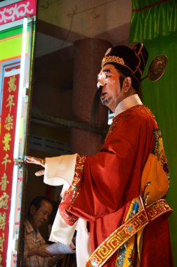 Çin kökenli Taylandlı aktörler 13 Mart 2011 'de Bangkok Tayland' da yerel halka yeni yıl festivalinde geleneksel Çin klasik operasını sunar.